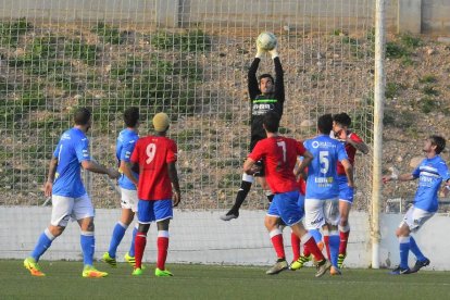 Keita, d’esquena amb el dorsal 9, el dia del partit entre l’Atlètic Saguntí i el Lleida.