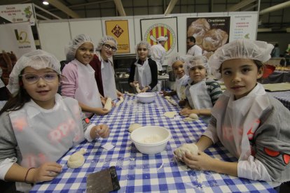 Un taller per aprendre a fer pa, tot un clàssic del Cucalòcum que sempre té èxit de participació amb el Gremi de Forners.