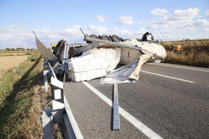 El camió, travessat a la carretera a Juenda.