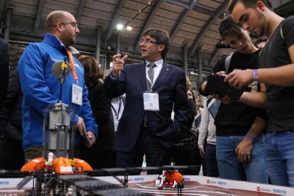 El president de la Generalitat, Carles Puigdemont, va visitar ahir els estands del Youth Mobile Festival.