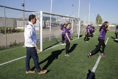 Dani Rodrigo, durant un entrenament amb l'infantil femení de l'AEM.