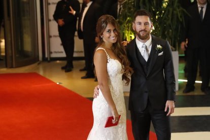 La pareja de novios posó en la alfombra roja, como en una gala al estilo de Hollywood.