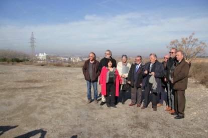 Membres de Shalom i de la Paeria, ahir, als terrenys cedits.