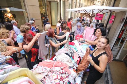 Una parada del Mercado de las Rebajas del Eix Comercial este miércoles.