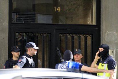 La Policía Nacional a las puertas de la casa del arrestado en Madrid.