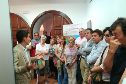 El comisario, Xavier Bermúdez, explicando la exposición.