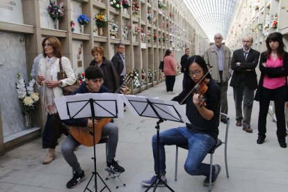 Marc Duran y Aaron Law, alumnos del Conservatori de Lleida, interpretaron varias piezas con guitarra y violín en el cementerio de Lleida.