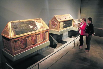 Cajas sepulcrales procedentes de Sigena en el Museu de Lleida.