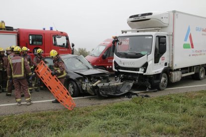 Un mort en un xoc entre un turisme i un camió a Algerri