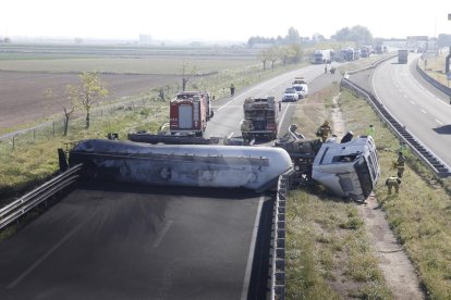 El camió ha bolcat i ha ocupat tota la calçada de l'autovia en sentit Lleida.