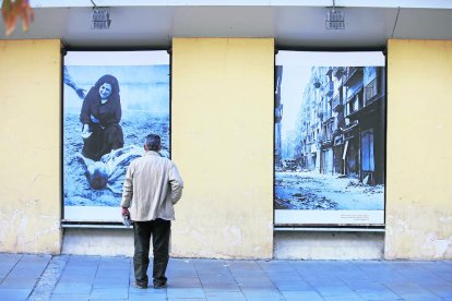 Un transeünt es para davant de les estremidores imatges de Centelles a l’exterior del Morera.