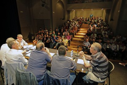 Un momento de la última asamblea de la Fecoll antes del Aplec, que se celebró anoche.