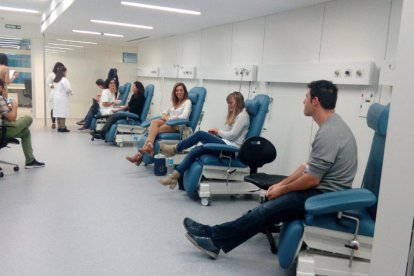 Los voluntarios del estudio, esperando las pruebas.