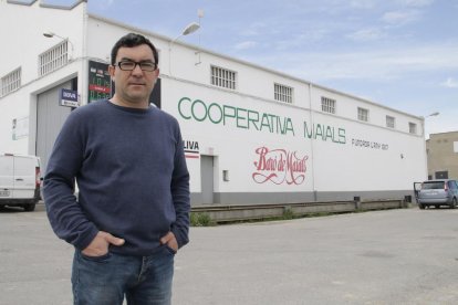 El presidente de la cooperativa, Josep Segura, a las puertas de la entidad que cumple cien años.