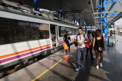 Viajeros del tren que quedó parado en Les Borges Blanques, a su llegada a Lleida.