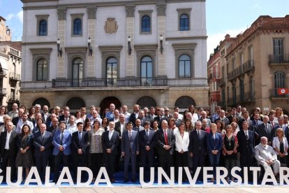 Foto de familia ante el ayuntamiento de Igualada.