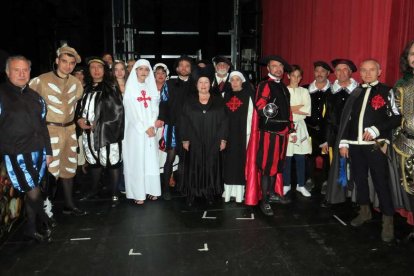 L’elenc d’actors del TOAR, abans de sortir a escena, ahir al Teatre de l’Escorxador.