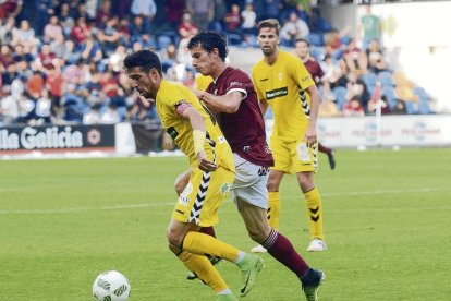 Fernando Pumar, en primer plano, en un partido de la pasada temporada con el Real Murcia.