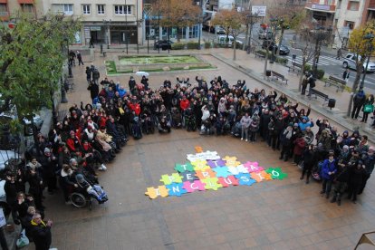 Representación de la comedia ‘Artipunt’ en el Teatre Ateneu de Tàrrega (izquierda) y acto reivindicativo en Mollerussa. 