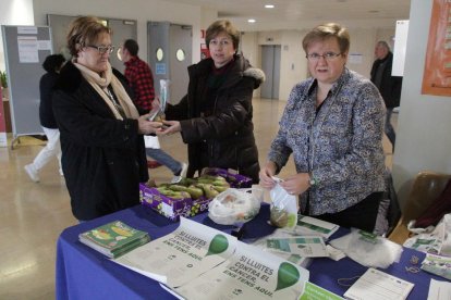 Una taula de l'associació contra el càncer a l'hospital Arnau de Vilanova de Lleida.