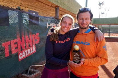 Aran Teixidó posa con el trofeo junto a su entrenador, Miqui Moreno.