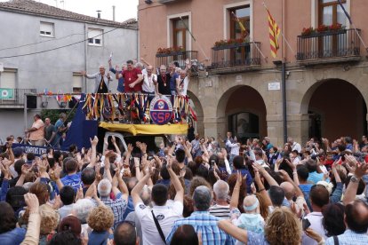 Un moment de la rua que es va celebrar ahir a Almacelles amb els jugadors que el 1976 es van proclamar campions d’Espanya.