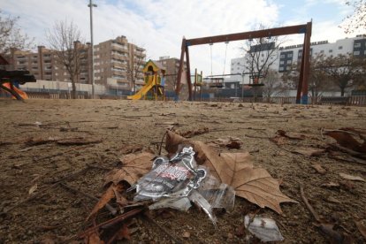 Imagen de archivo de restos de “botellón” en un parque de Lleida.