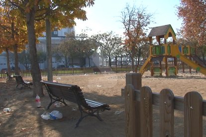 Restes de 'botellón' en un parc infantil de Lleida.