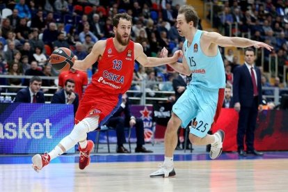 Sergio Rodríguez porta la pilota davant del blaugrana Koponen.