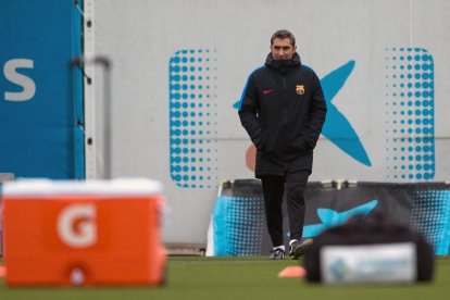 Ernesto Valverde, ayer durante el entrenamiento del Barcelona, previo al partido de hoy ante el Celta.