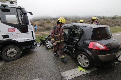 Els Bombers de la Generalitat ahir al lloc de l’accident a la C-26 a Algerri.