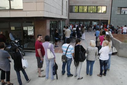 Cues al registre civil de Lleida.