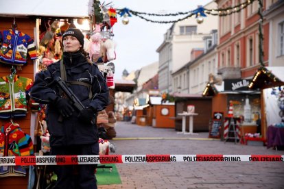 La Policia munta guàrdia al mercat nadalenc de Postdam.