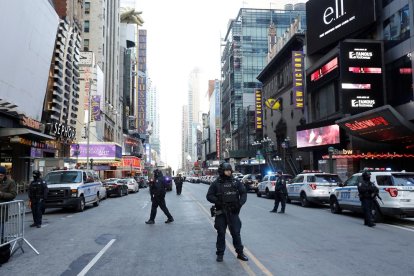 Agents de policia a la zona on s'ha produït l'explosió.