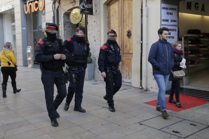 Agents dels Mossos patrullant per l’Eix Comercial.