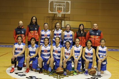 L’equip al complet i els tècnics que aniran a la Mini Copa que es disputarà a Girona.