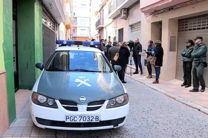 Agentes de la Guardia Civil custodian la vivienda en Guadassuar.