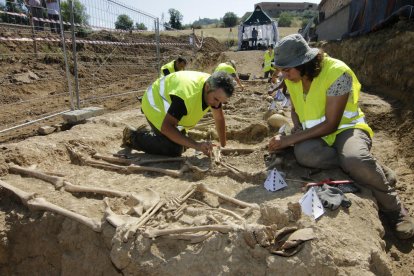 Els treballs han deixat al descobert els disset cossos, que van ser enterrats en línia, i també elements d’indumentària militar com botes o cartutxeres.