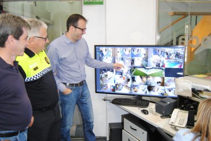 Solsona, ahir a la seu de la Policia Local, vora la pantalla que centralitzarà totes les càmeres.