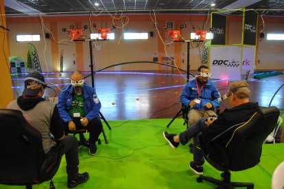 Los pabellones feriales acogen durante todo el fin de semana las carreras de drones. 