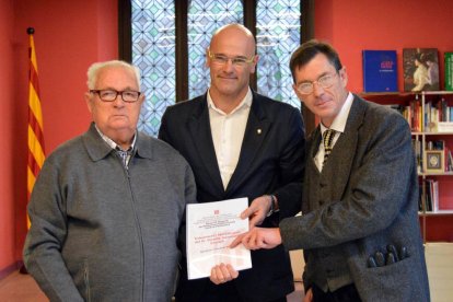 El conseller Raül Romeva (centre), al costat del nebot de Vicente Santolaria (esquerra) i el fill d’un altre nebot.