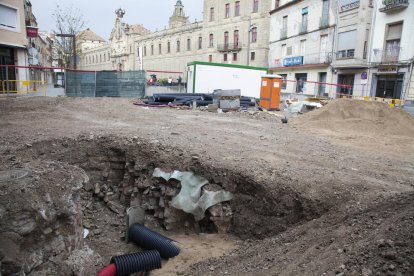 Imagen de las obras que se están llevando a cabo en la plaza de Sant Miquel de Cervera.