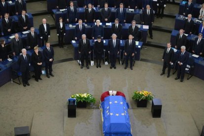 Cerimònia a la seu de l’Eurocambra amb el fèretre de Kohl cobert per una bandera europea.