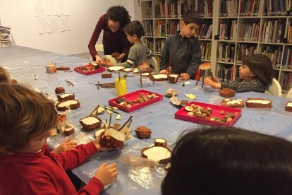 Taller nadalenc d’arts plàstiques per als més petits, ahir al Centre d’Art la Panera de Lleida.