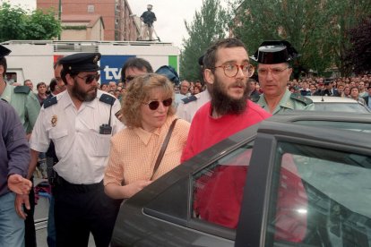 Ortega Lara, arribant a casa amb la seua dona després de ser alliberat del captiveri l’1 de juliol del 1997.