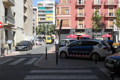 Policia a la plaça Noguerola de Lleida en una imatge d'arxiu.