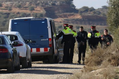 Ismael Rodríguez Clemente, en el centro, durante la reconstrucción del doble crimen en Aspa.