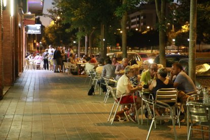 Diverses terrasses atapeïdes de clients ahir a la nit a la rambla Corregidor Escofet de Pardinyes.