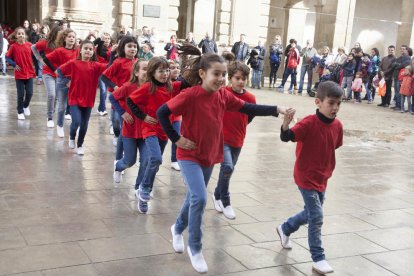 Unos 200 alumnos de primaria llenan Cervera de sardanas 