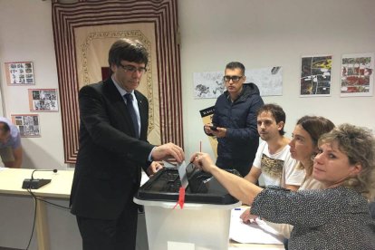 El president de la Generalitat, Carles Puigdemont, votant al referèndum.